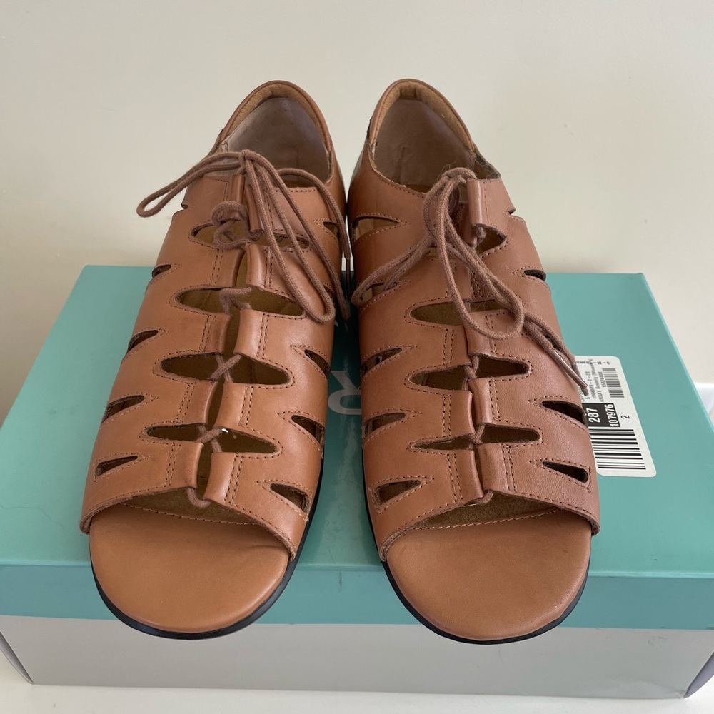 Array Women’s Brown Leather Gladiator Sandals Fla… - image 2